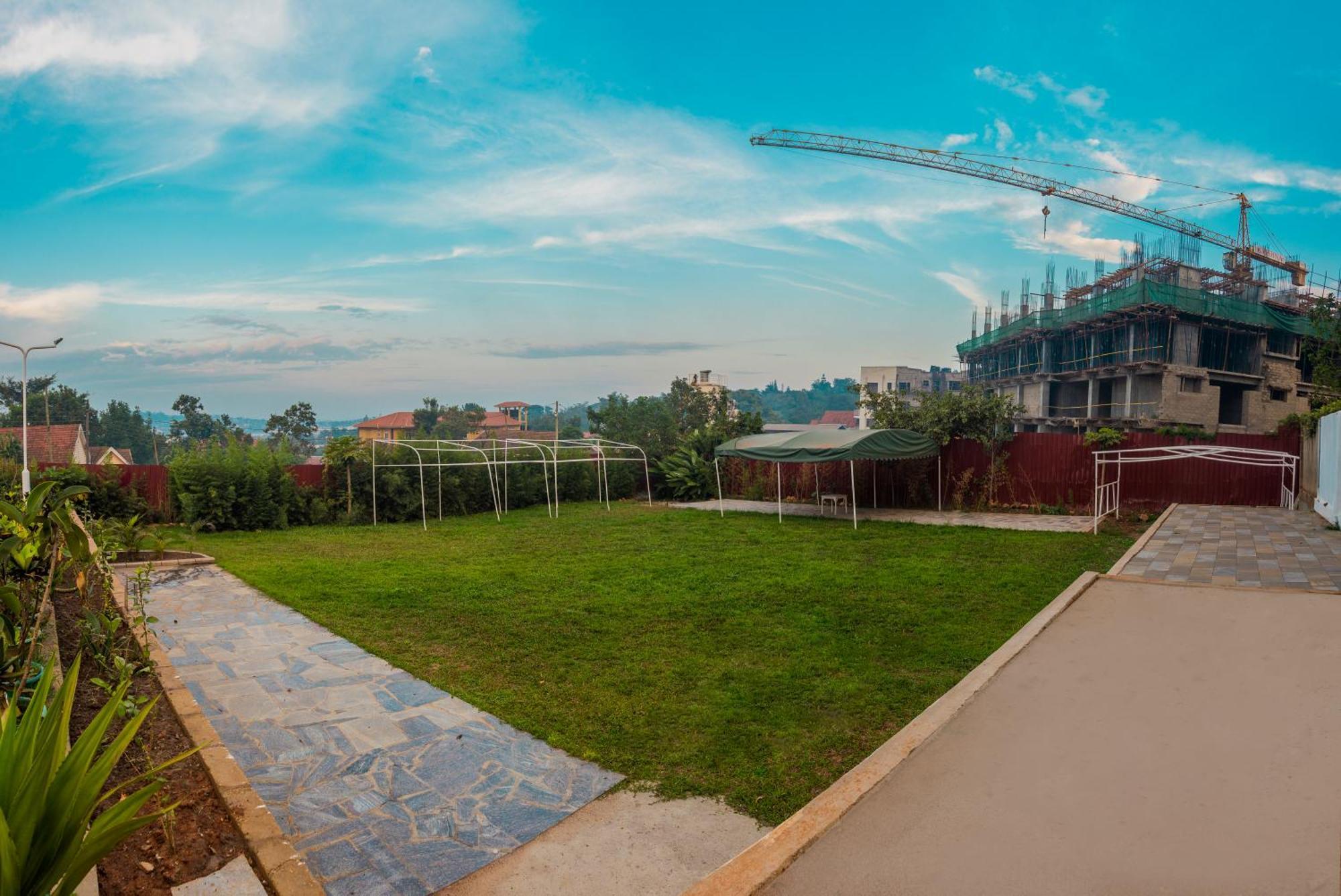 Shangri-la Hotel Muyenga Bugolobi Bagian luar foto
